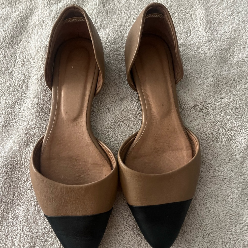 Women's Tan and Black Flats